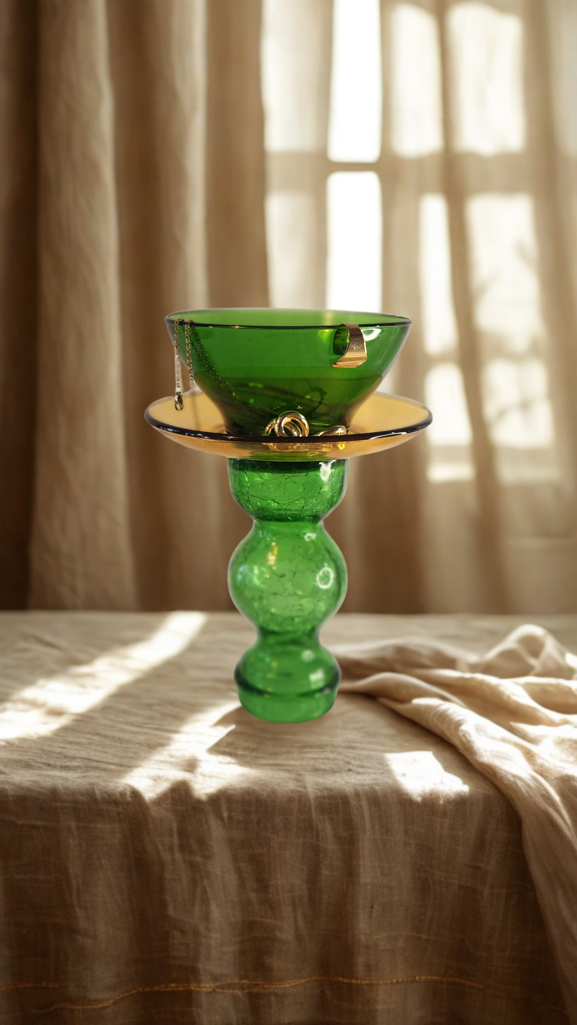 Support à bijoux Alceste – Maison Créot, en verre soufflé vert avec plateau ambré