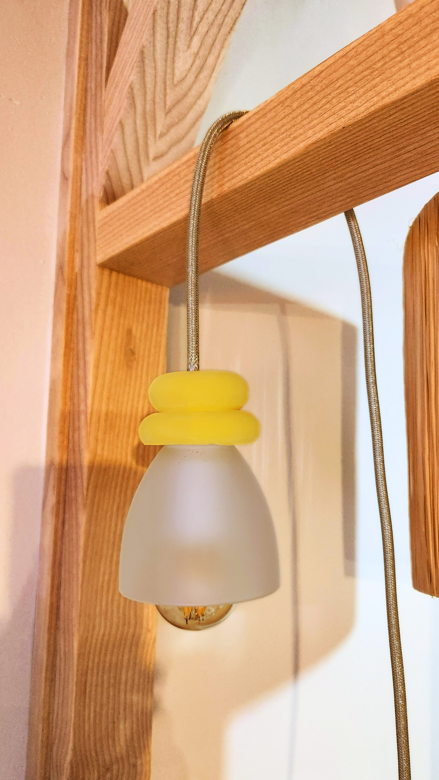 Baladeuse Mimosa – Maison Créot, en verre opaline et anneaux jaunes en Raysin